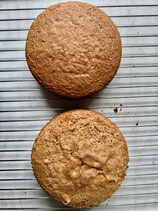 Zwei Karottenkuchen nebeneinander: glutenfrei und mit Urgetreide gebacken – zum Vergleich