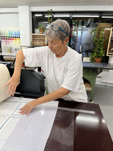 Portrait Sabine Smith bei der Arbeit