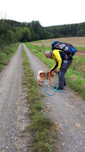 Herrchen hat mMühe mit dem Rucksack runter und wieder hoch zu kommen