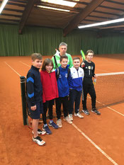 v.l.n.r Tilo Stolte, Christoph Seewald, Marcello Mack, Luca Nowak und Emil Zappe. Im Hintergrund der stolze Trainer Michael Rollik