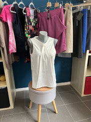 Schaufenster Puppe mit weißem Top vor Kleiderstange. ChaWe-Naturmode