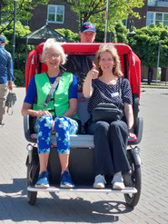v.l. Ute Klotz/Seniorenbeirat und Jeannine Strozynski probieren die neue Rikscha aus