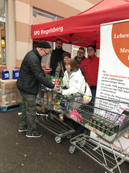 Joachim Biegler übergibt Petra Brück vom SPD Ortsverein Riegelsberg seine Lebensmittelspenden