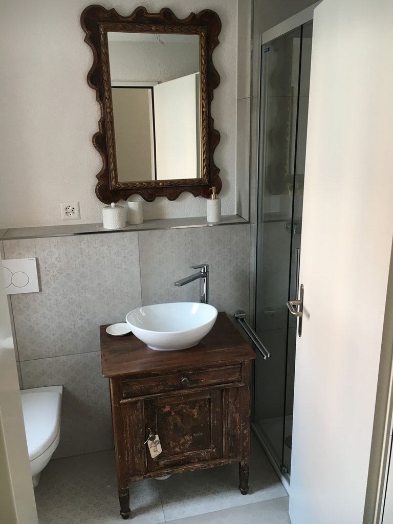 Rustikaler Charme und schlichte Eleganz - Land & Liebe Badmöbel Landhaus