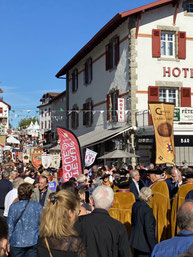 Visiteurs de la Fête du Gâteau Basque à Cambo-les-Bains