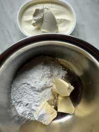 Zutaten für das Cream Cheese Frosting – Butter, Frischkäse und Puderzucker