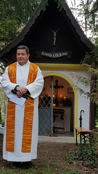 Pfarrvikar Toni Kopp vor der Boneder Kapelle.