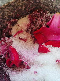 Rosenzucker aus roten Rosenblüten und Zucker