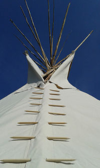 Das Tipi ist der Mittelpunkt des Lagerlebens