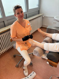 Podologin Claudia Einhell-Bernetz bei der Anfertigung eines Nagel-Abdrucks für eine Ross-Fraser-Nagelkorrekturspange.