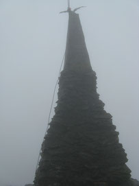 La stele di vetta del Monte Mazzuccone m. 1424 (nella nebbia)
