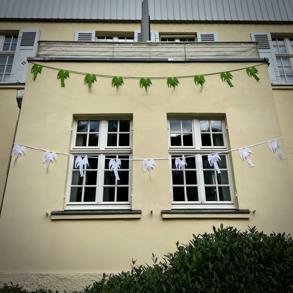 Wimpelkette Kunstwerk "7000 Palmen" am Erker der ViLLA BECHER in Kassel
