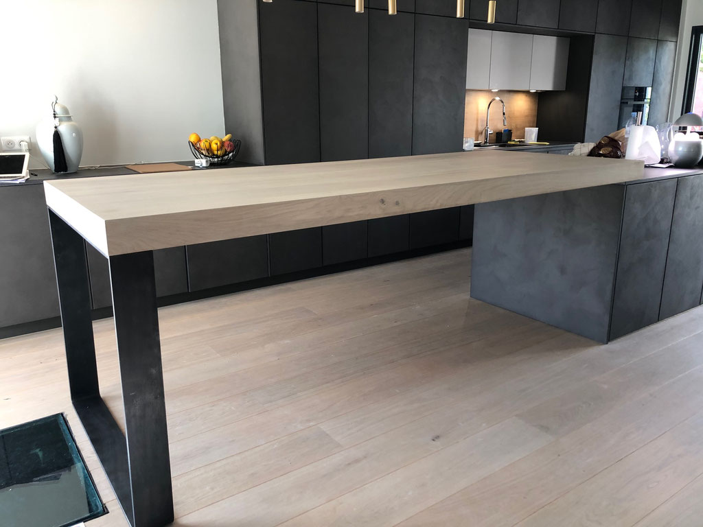 pied de table en métal aspect industriel pour cuisine