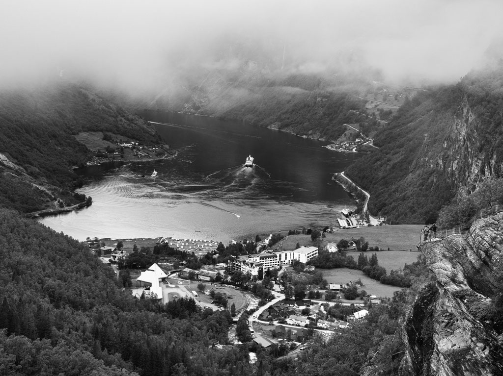 Eine Stadt aus der Vogelperspektive am Ende eines Fjordes