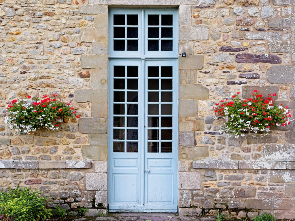 Tür in Painpont in der Bretagne
