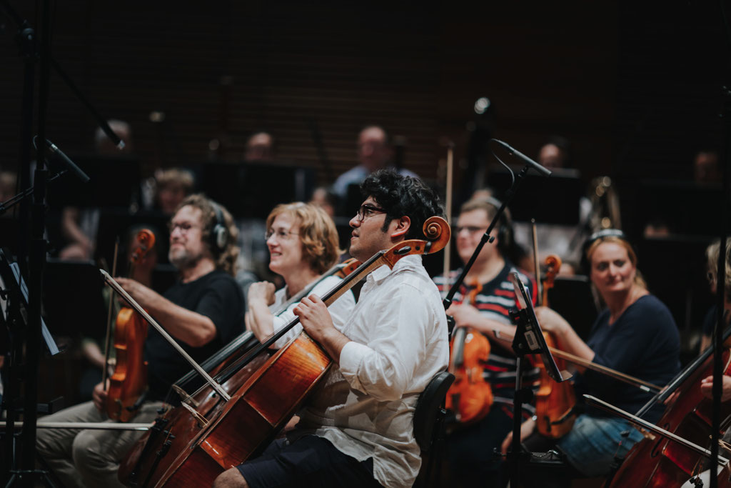 cello player