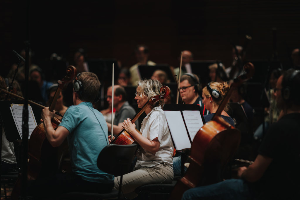 cello player