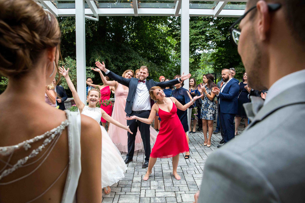 Hochzeitsfotograf, Steffens Herrenmühle - Herrenmühle 4, 3755 Alzenau, Hochzeitsreportage, Hochzeitsfotos, Hochzeitstanz für das Brautpaar, Überraschung an der Hochzeit, Hochzeitsbilder vom Hochzeitsfotograf Profi