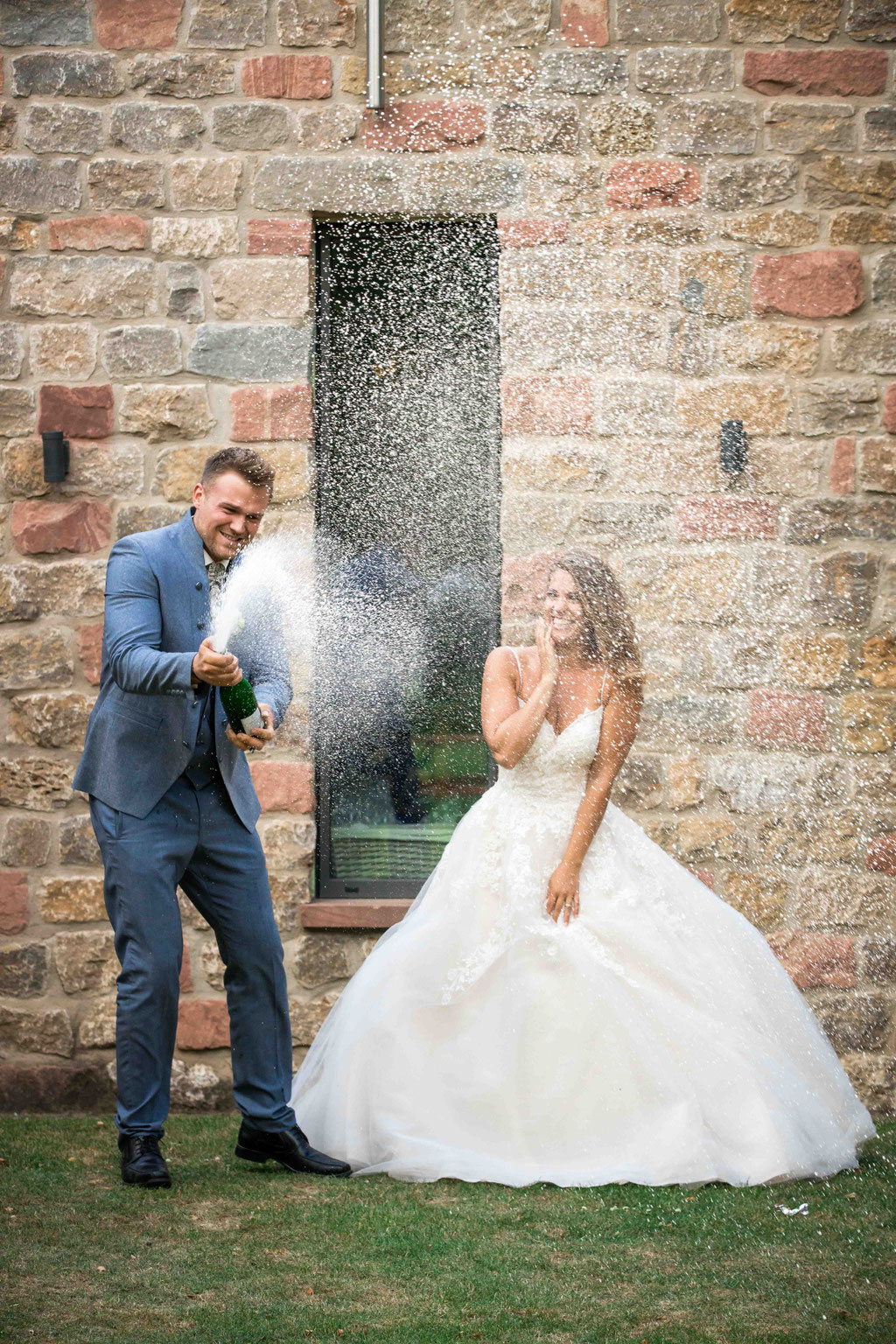 Brautpaar bei Sektdusche Hochzeitsfoto