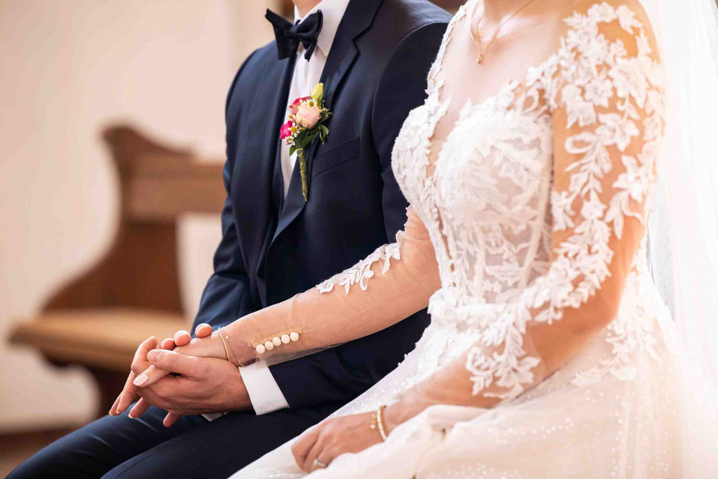 Händchen halten Hochzeitspaar St. Peter und Paul Kirche Hochheim am Main