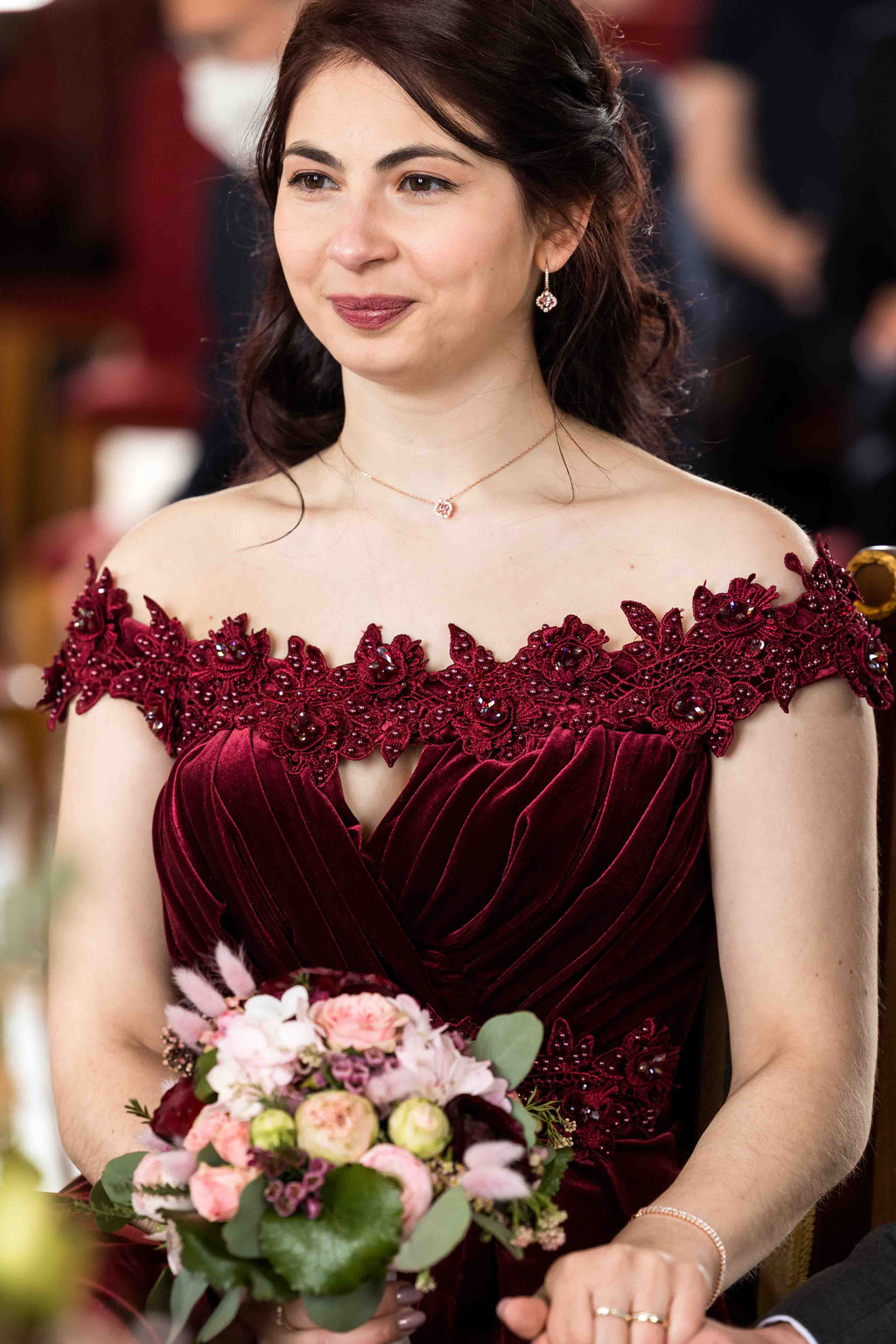 Braut im roten Hochzeitskleid im Schloss Biebrich in Wiesbaden