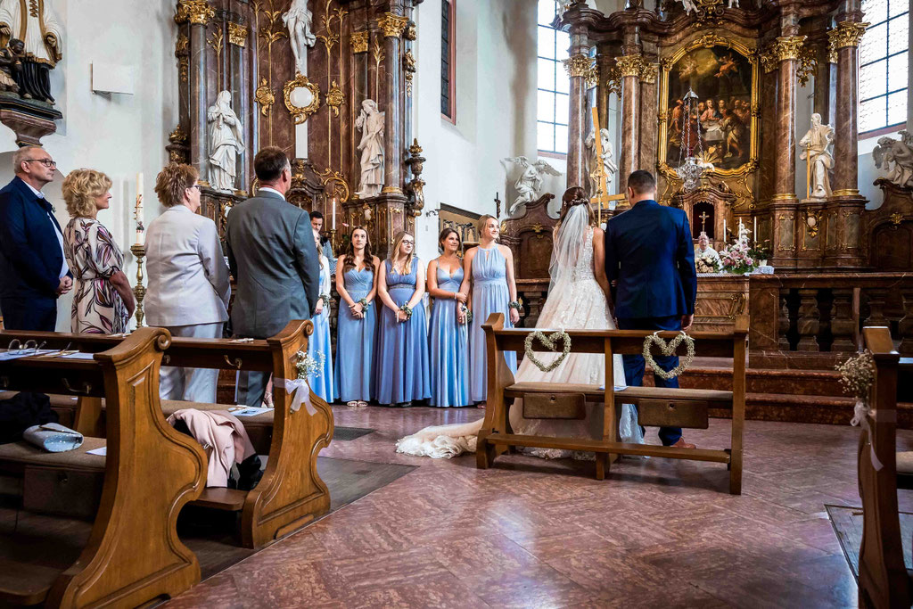 Gäste und Brautpaar in der katholische Pfarrkirche St. Peter und Paul in Hochheim am Main, Bahnhofstraße, 65239 Hochheim am Main, Innenansicht 