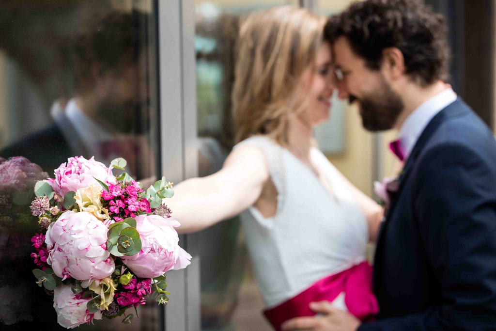 Hochzeitspaar nach der Trauung im Standesamt Hattersheim kurz vor dem Kuss