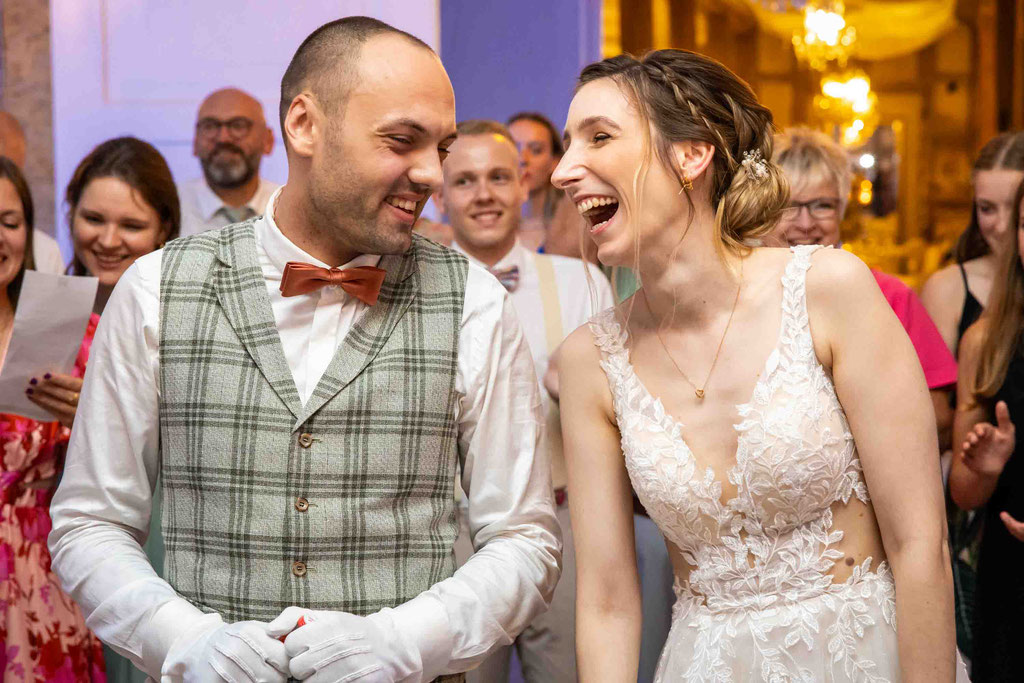 Gute Stimmung auf der Hochzeit im Jagdschloss Mönchbruch in Mörfelden-Walldorf