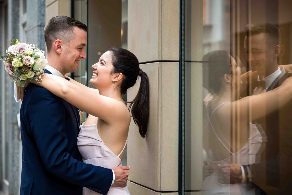 Hochzeitspaar Foto Standesamt Wiesbaden, Vor dem Standesamt Wiesbaden Brautpaar 