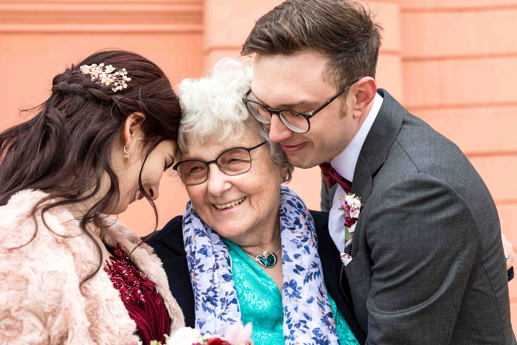 Erinnerungen an die Oma mit Brautpaar bei einer standesamtlichen Hochzeit am Schloss Biebrich