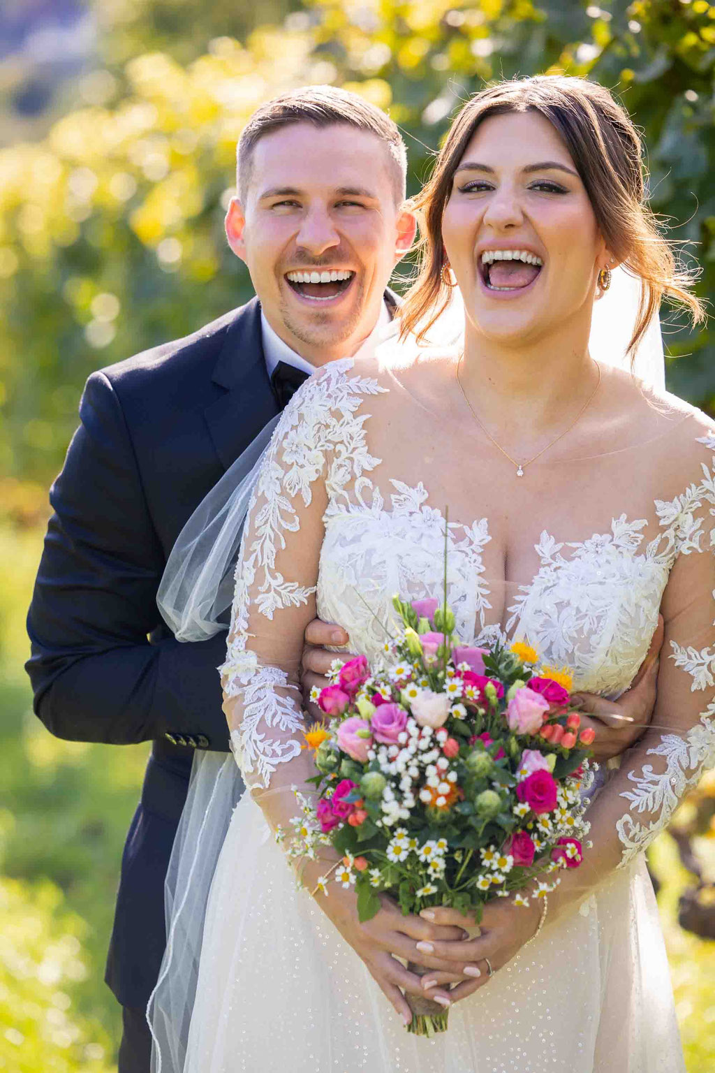 Hochheim am Main Hochzeit Brautpaar lachend im Sonnenschein in den Weinbergen