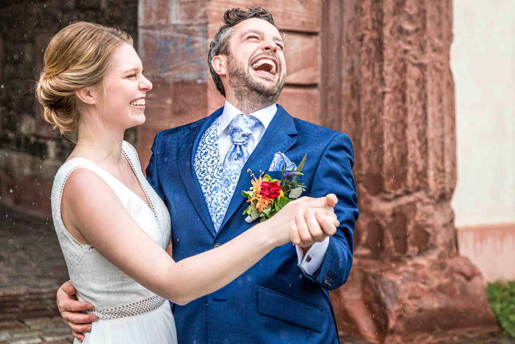 Tanzendes Paar im Regen auf ihrer Hochzeit, Hochzeit im Regen, Hochzeit Reduit Mainz-Kastel Wiesbaden, Hochzeitsfotos im Regen, Hochzeitsbilder bei Regen, Hochzeitsfotograf Mainz-Kastel Reduit, Standesamt Mainz-Kastel
