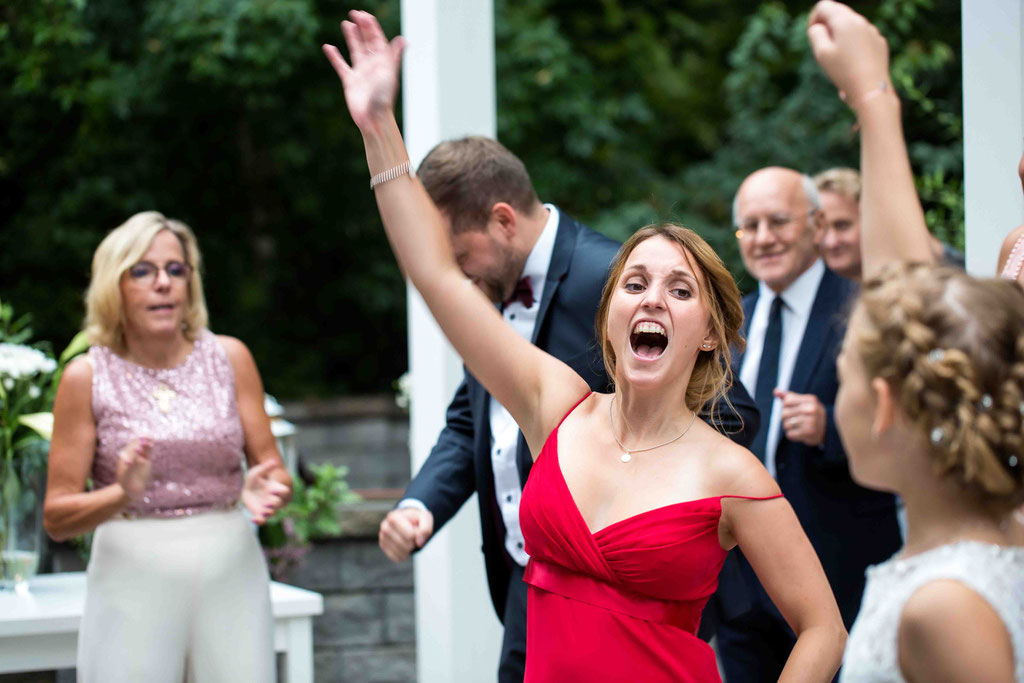 Hochzeitsfotograf, Steffens Herrenmühle - Herrenmühle 4, 3755 Alzenau, Hochzeitsreportage, Hochzeitsfotos, Jubel auf der Hochzeit, Hochzeitsaufnahmen der Gäste beim tanzen und jubeln