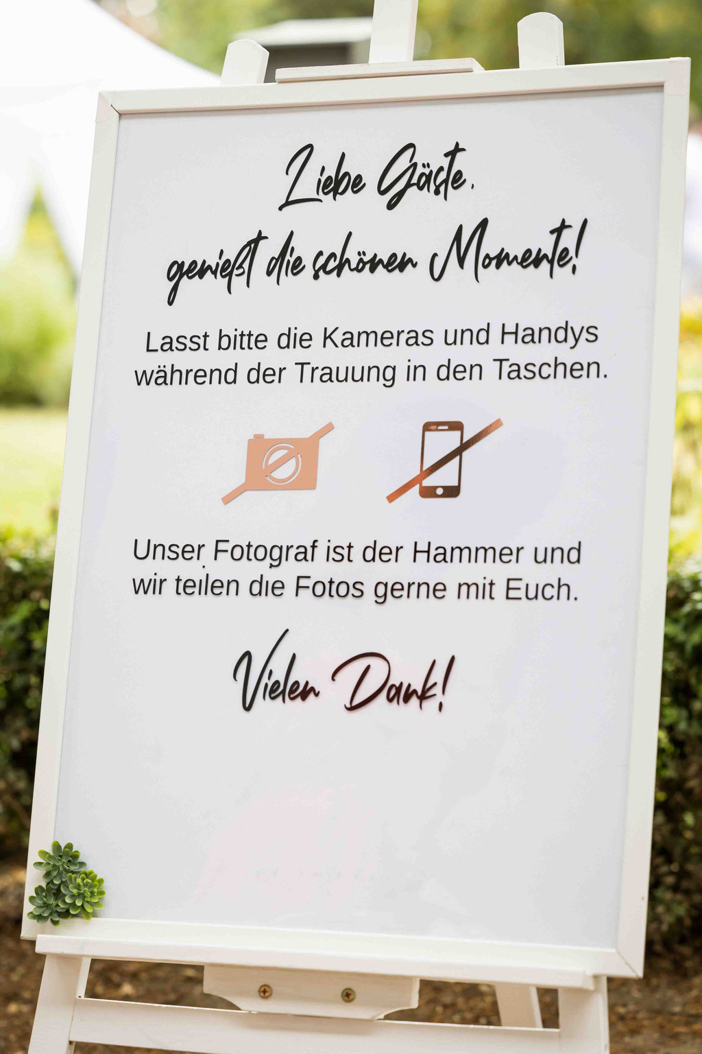 Aufforderung keine Fotos an einer Hochzeit zu machen. Das übernimmt der Fotograf
