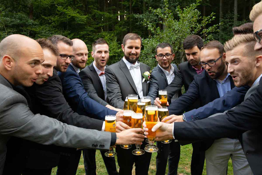 Hochzeitslocation Heidersbacher-Mühle 1, 74834 Elztal, Hochzeitsfotograf, Hochzeitsbilder, Hochzeitsreportage, Anstoßen auf die nächste Hochzeit, Bier an der Hochzeit, Hochzeitsbier, Bräutigam und seine Kumpels