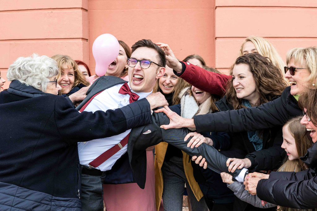 Gruppenbild Bräutigam und weibliche Gäste vor dem Schloss Biebrich in Wiesbaden