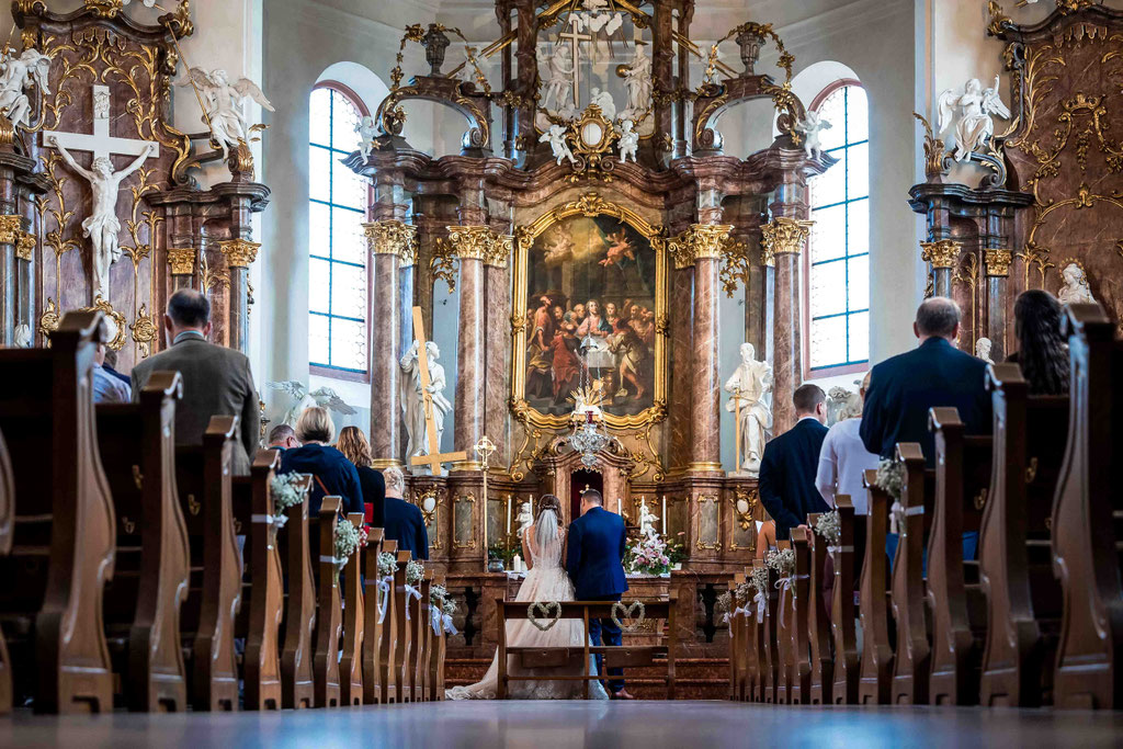Bänke und Altarraum der katholische Pfarrkirche St. Peter und Paul in Hochheim am Main, Bahnhofstraße, 65239 Hochheim am Main, Innenansicht 
