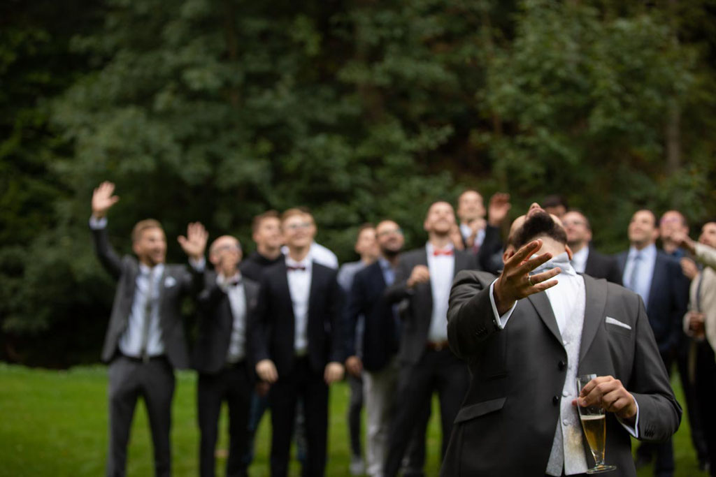 Hochzeitslocation Heidersbacher-Mühle 1, 74834 Elztal, Hochzeitsfotograf, Hochzeitsbilder, Hochzeitsreportage, Wurf des Brautstrauß an einer Hochzeit, Fang die Ansteckblume, Männer auf der Hochzeit, Hochzeitsbild