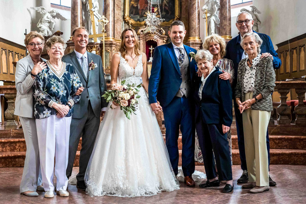 Familienbild, Gruppenbild, in der katholische Pfarrkirche St. Peter und Paul in Hochheim am Main, Bahnhofstraße, 65239 Hochheim am Main, Innenansicht 