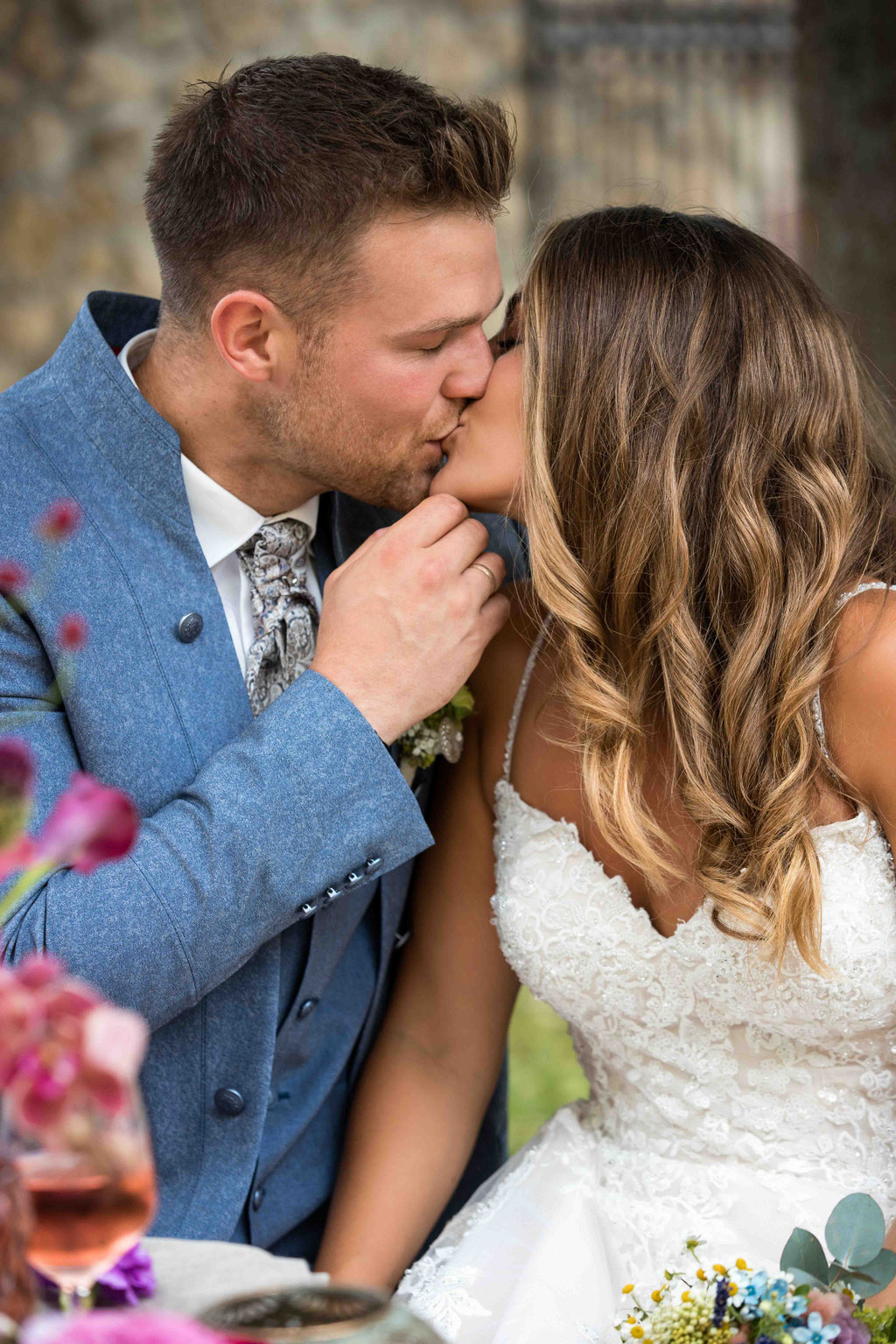 Hochzeitslocation: Joachim Flick Weingut, Straßenmühle, 65439 Flörsheim, Hochzeitsfotograf, Hochzeitsbilder, Kuss der wahren Liebe, Weingut Hochzeit, Lokation für Hochzeiten Weingut Flick, Hochheim Wicker