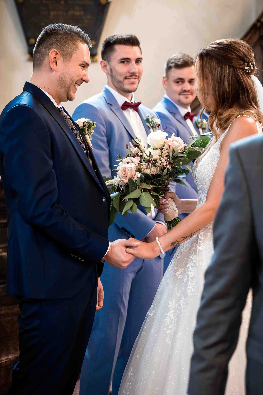 Brautübergabe von Vater zu Schwiegersohn in der katholische Pfarrkirche St. Peter und Paul in Hochheim am Main, Bahnhofstraße, 65239 Hochheim am Main, Innenansicht 
