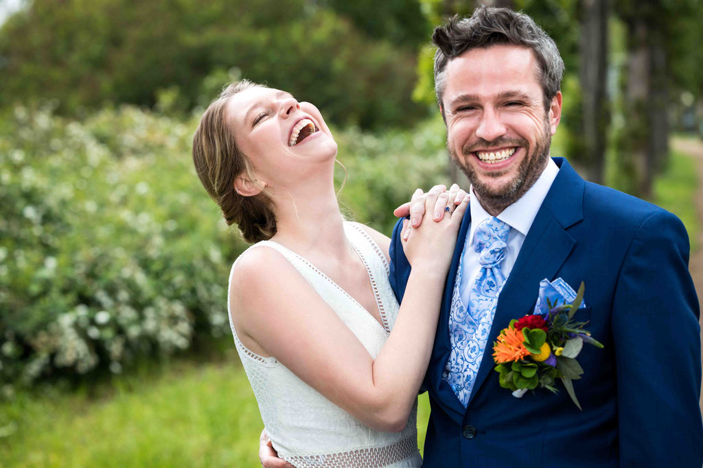 Lachendes Hochzeitspaar, www.Hochzeitsfotograf-Hattersheim.de, Traumhafte Hochzeitsbilder, Spaß mit dem Hochzeitsfotograf