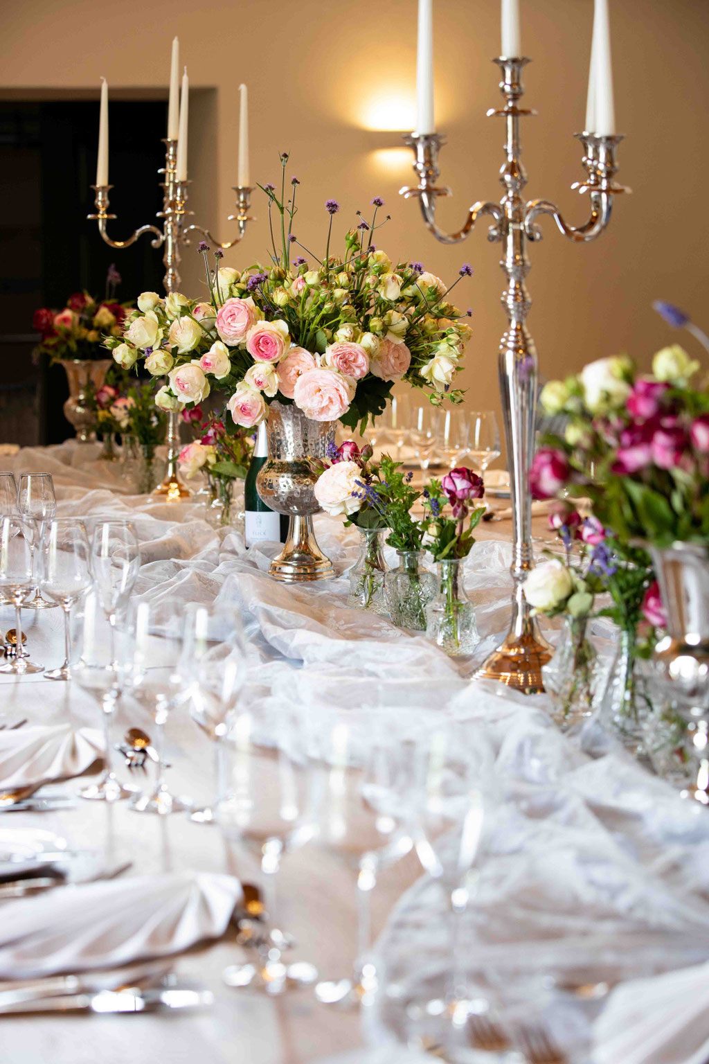 Hochzeitslocation: Joachim Flick Weingut, Straßenmühle, 65439 Flörsheim, Hochzeitstisch, Hochzeiten auf dem Weingut Flörsheim, Straßenmühle, 65439 Flörsheim am Main, Lokation für Hochzeit im Rhein Main Gebiet, für junge Paare