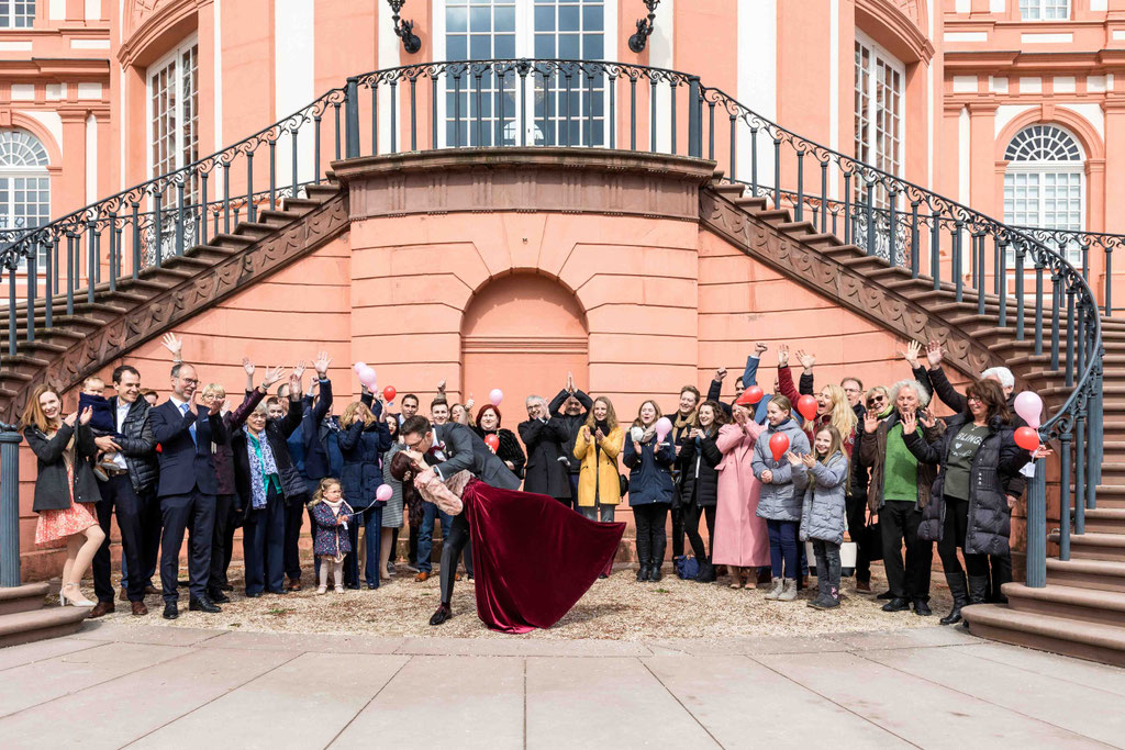 Gruppenbild vor dem Schloss Biebrich in Wiesbaden, Rheingaustr. 140, Wiesbaden Biebrich