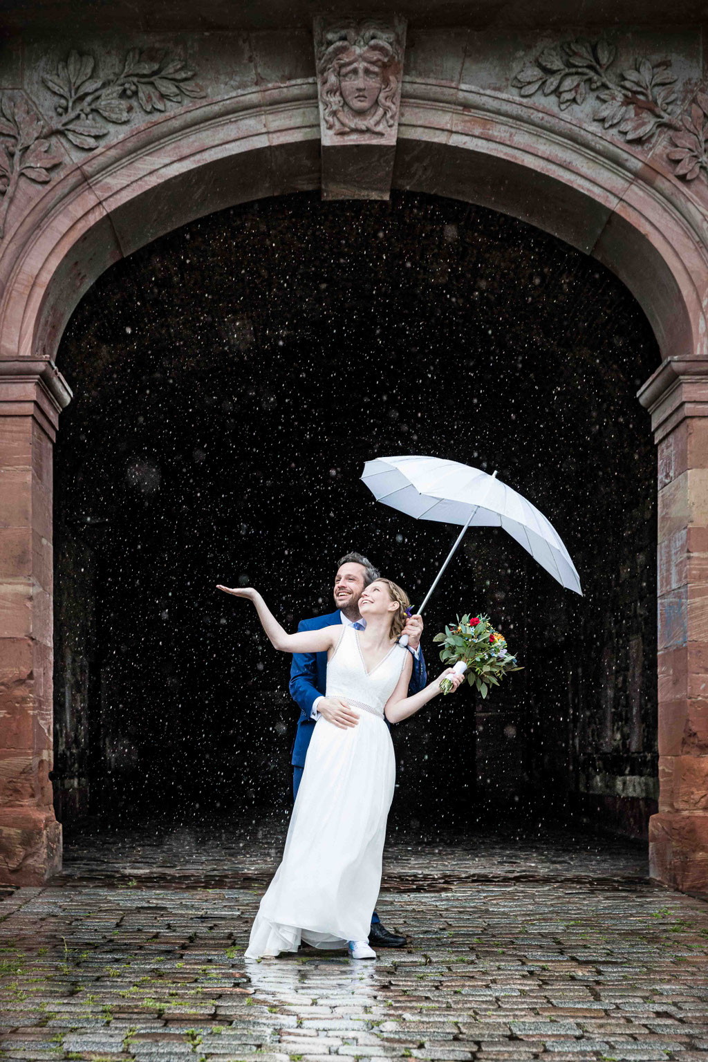 Regenfotos mit Brautpaar, Regenfotos an der Reduit mit Hochzeitspaar, Hochzeit im Regen, Hochzeit Reduit Mainz-Kastel Wiesbaden, Hochzeitsfotos im Regen, Hochzeitsbilder bei Regen, Hochzeitsfotograf Mainz-Kastel Reduit, Standesamt Mainz-Kastel