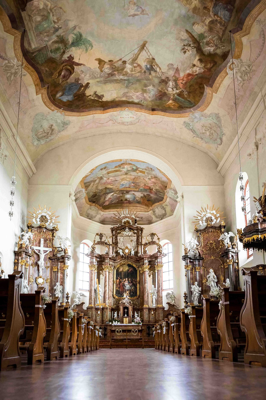 Innenansicht katholische Pfarrkirche St. Peter und Paul in Hochheim am Main, Bahnhofstraße, 65239 Hochheim am Main, Fresken, Altar