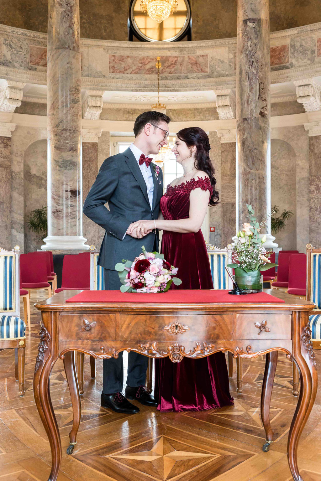 Trauung im Schloss Biebrich Wiesbaden, in der Rotunde des Schloss Biebrich, Brautpaar standesamtliche Trauung