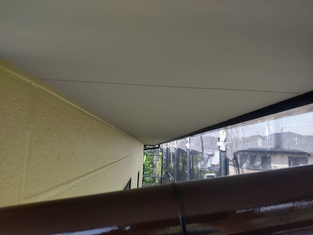 塗装後、白く綺麗になった軒裏天井