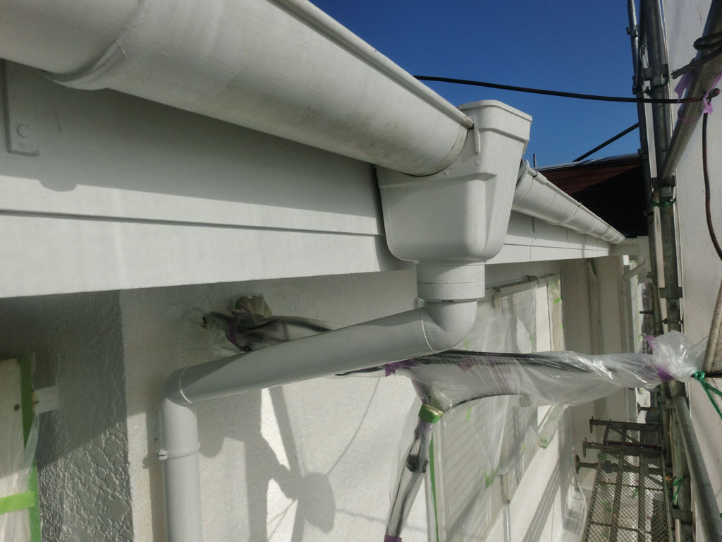 軒雨樋、破風板/中塗り塗装