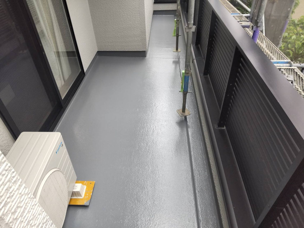 塗装後、きれいになったベランダ床面